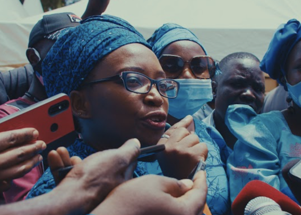 Žena koja je dirala leoparda