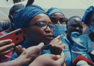 Žena koja je dirala leoparda